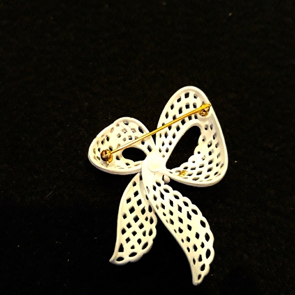 Trio of Monet White Enamel Brooches/ Pins - Picture 5 of 8